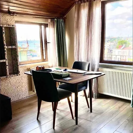 Nil Home's Istanboel
